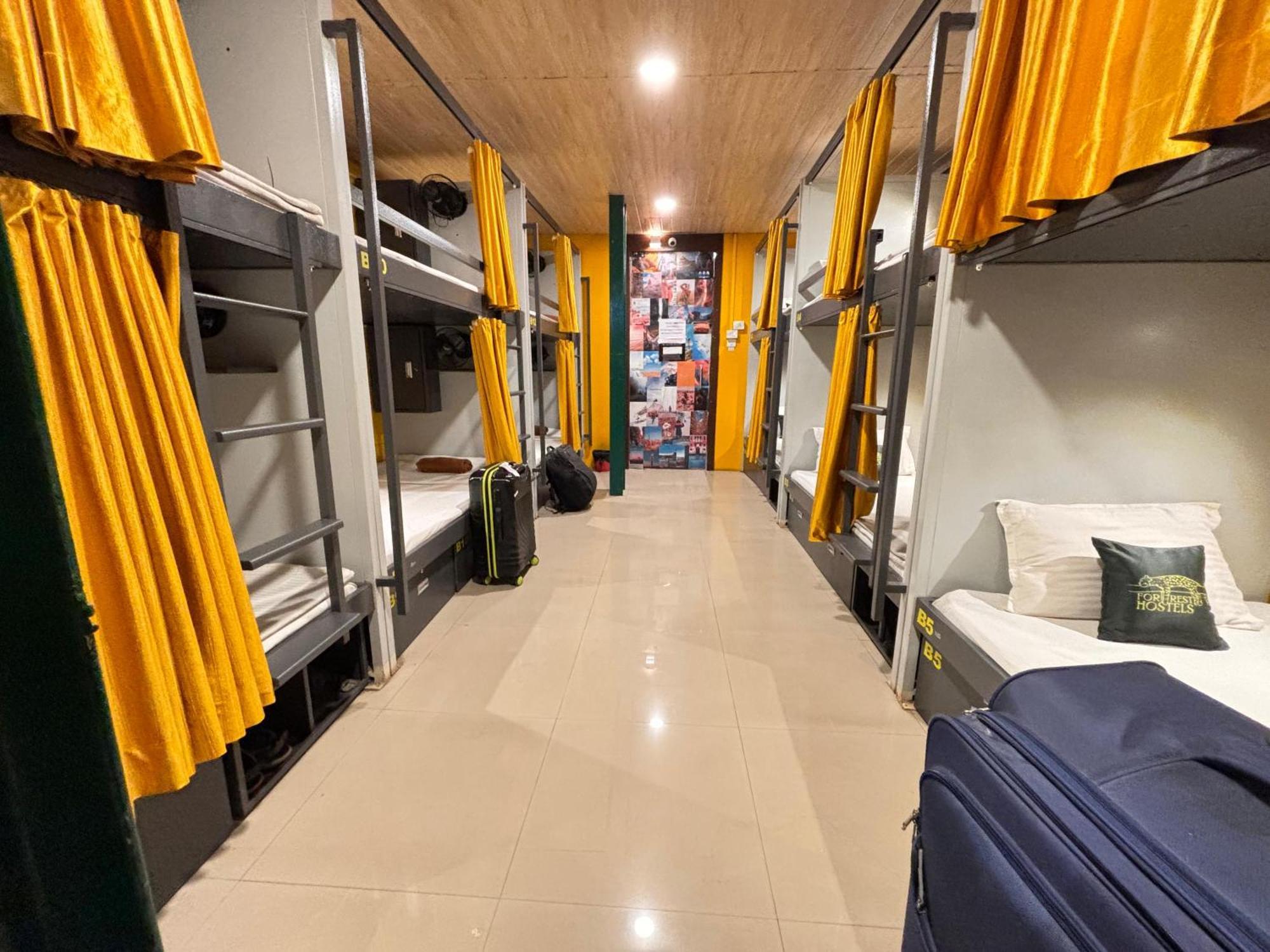 Forrest Hostels Mumbai Exteriör bild
