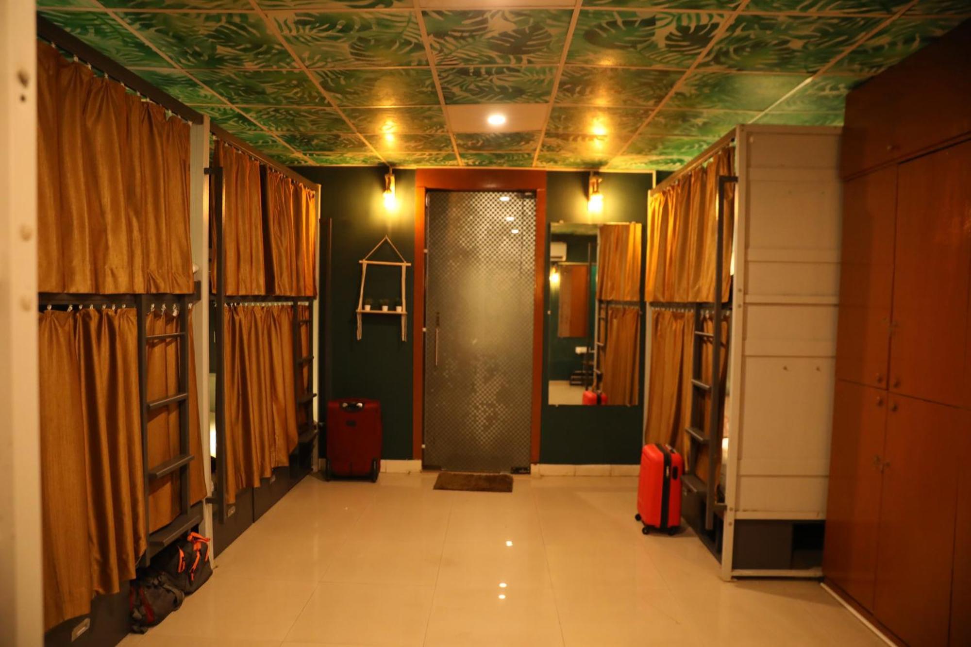 Forrest Hostels Mumbai Exteriör bild